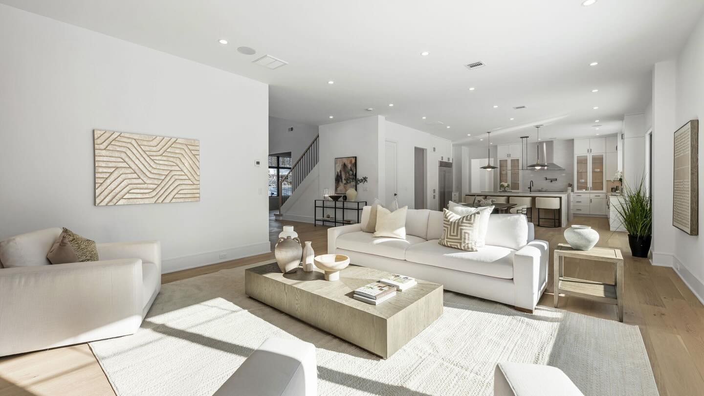 A warm, carefully styled living room by Superb Staging & Design
